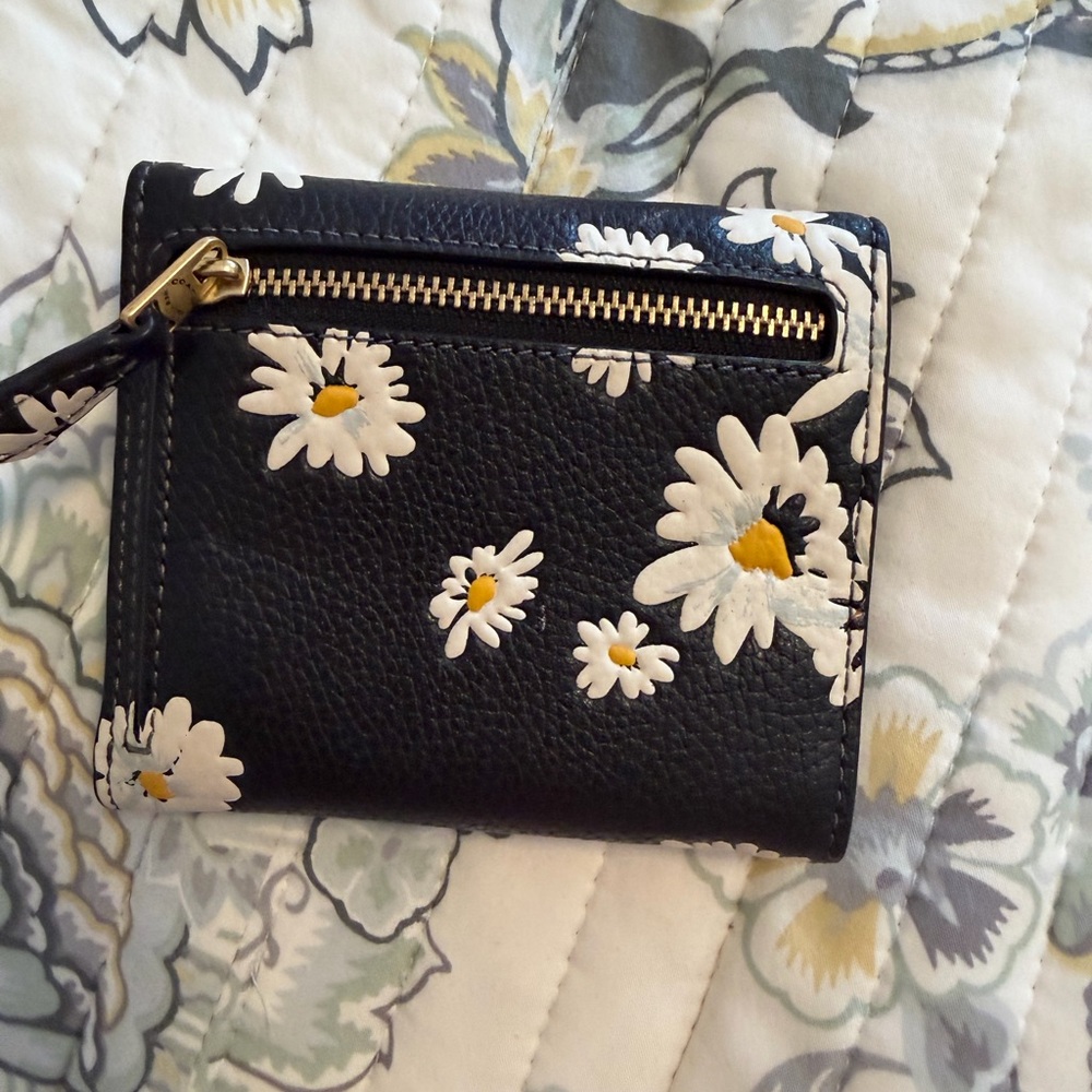 Coach Wyn Black and White Daisy Women's Wallet - Picture 2 of 4